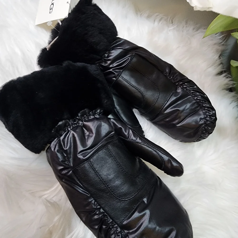 UGGS UGG FONTANNE SMART GLOVES SHEARLING TRIM S/M new